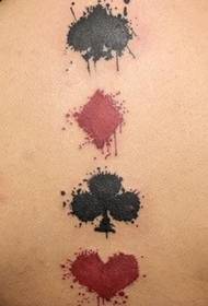 Merginos, žaidžiančios kortomis, pjaustytos raudonos širdies kvadratinės slyvos tatuiruotės piešiniu