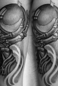 Чорны шар у гравіравальным цяле з фантазійным малюнкам рукі татуіроўкі