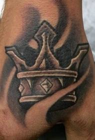 Impresivan uzorak tetovaže krune u crno-sivom stilu na stražnjoj strani ruke