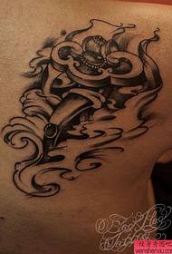 Show de tatuajes, comparte un patrón de tatuaje en la espalda