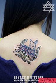 Ett tatueringsmönster för rygghjortar delas av tatueringsshowen