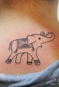 Gadis tato gajah kecil yang lucu di bagian belakang