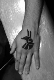 Tatuaggio dio nero egiziano sul dorso della mano