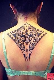 Tattooените племенски тотем во грбот тетоважа работи
