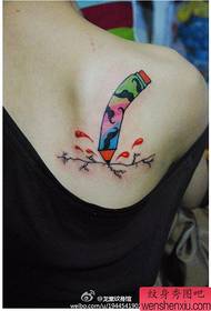 Djevojka uzorak za tetovažu olovke u boji ramena
