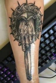 少年の腕に黒い刺すシンプルなライン手と短剣のタトゥー画像