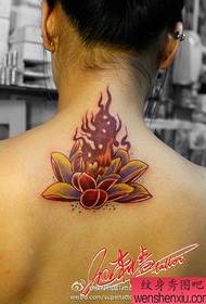Bellissimo dorso con bel loto e motivo tatuaggio fiamma