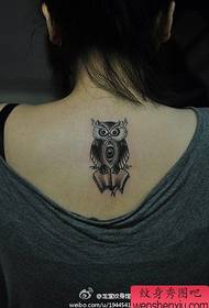 Bardzo ładny wzór tatuażu sowy z tyłu dziewczynki
