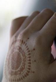 Modello di tatuaggio indiano simbolo sole di mano indietro