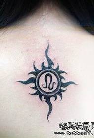 Kleine verse zon totem tattoo werkt