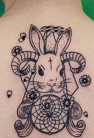 Patrón de tatuaje de conejo de espalda
