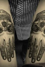 Rankų graviravimo stiliaus juodos kaukolės derinys su žmogaus rankos tatuiruotės modeliu