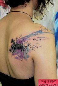Dievčenské rameno módne púpava tetovanie vzor