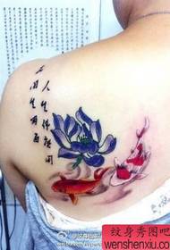 Lep in lep vzorec tatoo lignjev lotosa na hrbtu deklice