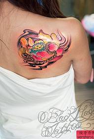 un modello di tatuaggio di loto colorato sul retro