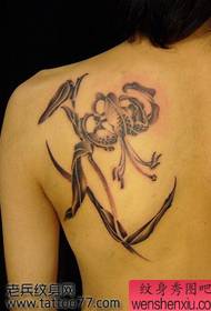 Zadné čierne sivé lily tetovanie vzor