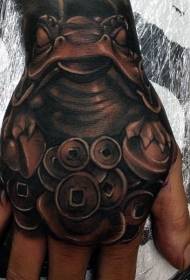 Reális színes titokzatos béka szobor tetoválás a kéz hátsó részén