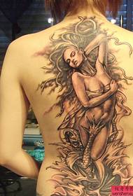 后背纹身图案:一幅超经典美女满背美女美人鱼纹身图案