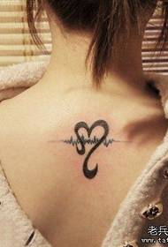 Meisie rug met 'n totem-liefde en EKG-tatoo-patroon