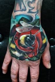 Flores realistas coloreadas a mano y patrón de tatuaje de abeja