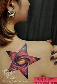 Прелепа рамена прелепа супер згодна боја петерокутних звезда празан узорак тетоважа
