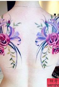 Lavoro tatuaggio donna schiena fiore