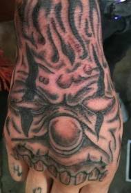 Dusmīgs klauna tetovējuma raksts rokas aizmugurē