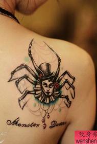 un modello di tatuaggio ragno posteriore