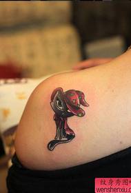 patró de tatuatge de gat per darrere d'una dona