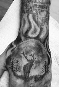 Mano indietro foresta nera di notte con motivo a tatuaggio silhouette di alce