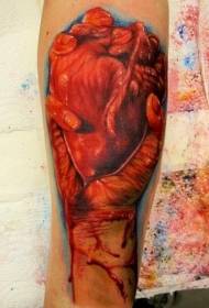 Rokas krāsas reālistisks asiņainas sirds tetovējuma modelis