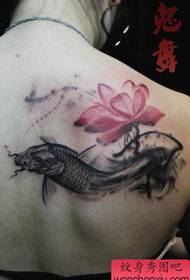 La schiena della ragazza è bellissima e popolare modello di tatuaggio di loto di calamaro inchiostro