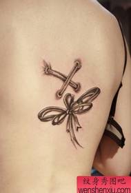 Bellissimo modello di tatuaggio con fiocco posteriore