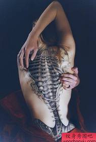 Женска леђа раде 3Д тетоваже