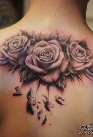 Jentas rygg flink tatoveringsmønster i svart grå rose