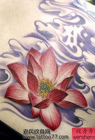 뒷면에 아름다운 연꽃 문신
