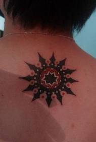 un fermoso patrón de tatuaxe de sol con aspecto na parte traseira