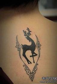 Meisje's rêch populêr totem fawn tatoeëringspatroon