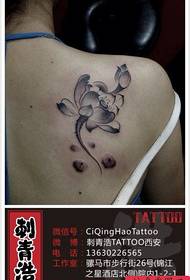 Женска леђа рамена популарни прелепи узорак тетоваже лотоса са мастилом