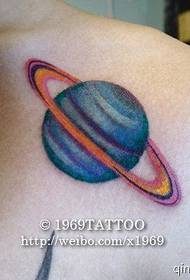 Мале свеже тетоваже планета на леђима