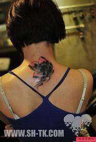 Ženka leđa u boji uzorak tetovaže lotosa
