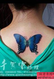 Bellissimo modello di tatuaggio a farfalla di colore popolare sulla schiena delle ragazze