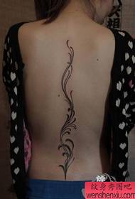 Дівчина на спині приємно виглядає лоза татуювання візерунок