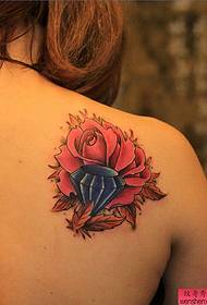 un model de tatuaj cu diamante de trandafir spate