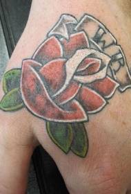 Rose rouge avec motif de tatouage à la main