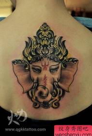 La schiena della ragazza è popolare con un bellissimo tatuaggio di elefante