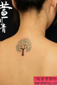 Fata spate frumos model de tatuaj copac totem