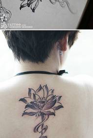 女孩的背部時尚美麗的黑白蓮花紋身圖案