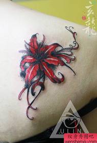 Спина дівчини популярна завдяки красивому малюнку татуювання квітки