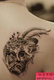 Spettacolo di tatuaggi, consiglia un modello di tatuaggio con maschera posteriore per donna